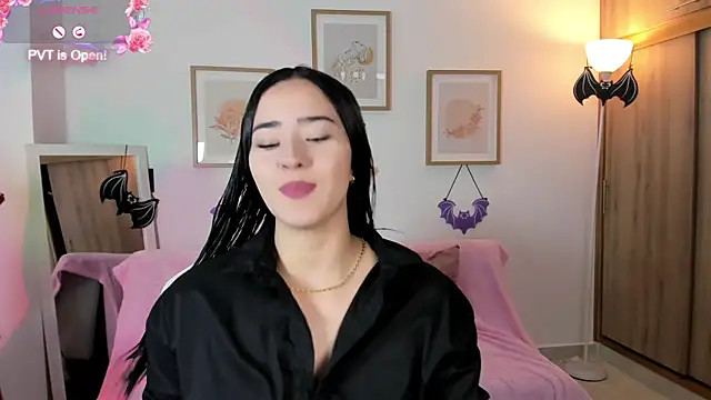 Snapshot of Veronica_isaza__ chatting on 10/15/25, 01:22 Veronica isaza online show from 10/15/25, 01:22