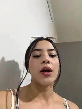 Veronica isaza   online show from 12/02/25, 03:45