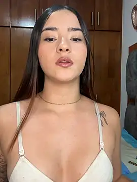 Snapshot of Veronica_isaza__ chatting on 07/03/26, 10:43 Veronica isaza online show from 07/03/26, 10:43