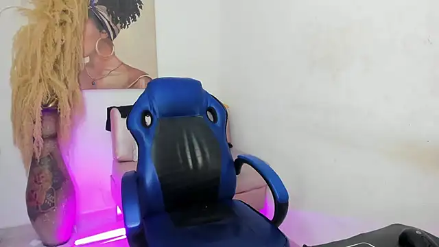 Snapshot of mia_foxts chatting on 11/10/25, 01:59 mia foxts online show from 11/10/25, 01:59