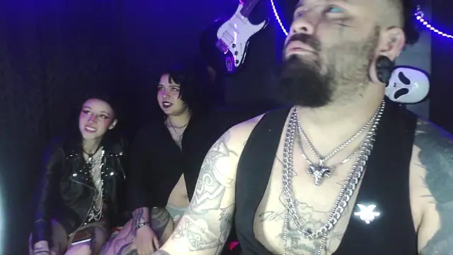 Snapshot of darkclothes chatting on 10/29/25, 06:04 darkclothes online show from 10/29/25, 06:04