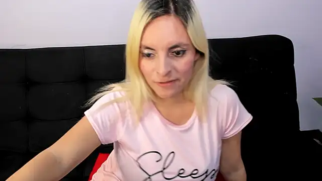 Snapshot of Kathia_Brooks_ chatting on 01/07/25, 07:38 Kathia Brooks online show from 01/07/25, 07:38