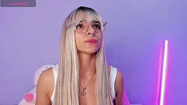 Scarlet Red  online show from 02/01/25, 12:05