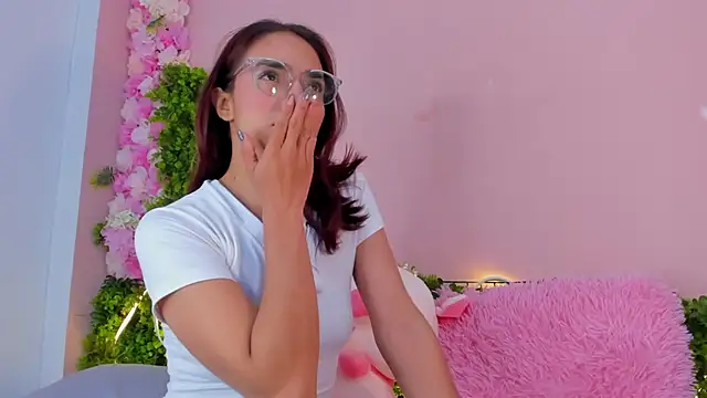 Scarlet Red  online show from 03/08/25, 12:09