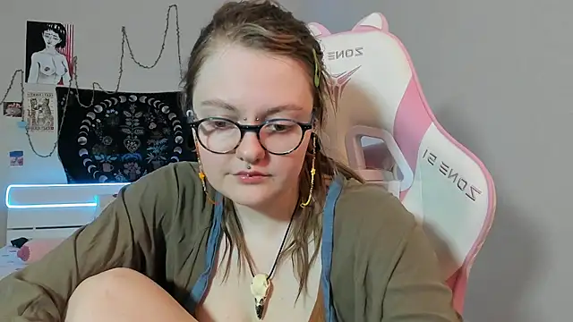 Snapshot of BebKonie chatting on 03/02/25, 01:26 BebKonie online show from 03/02/25, 01:26