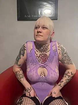 poussichienne online show from 02/19/25, 01:50