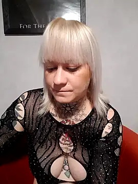 poussichienne online show from 11/23/25, 04:40