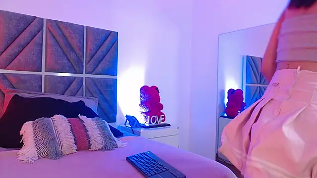 Laura Dicardy online show from 12/04/25, 08:28