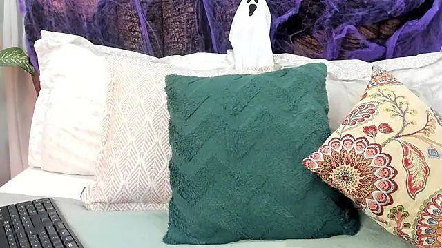 Snapshot of tiffany_becker chatting on 10/30/25, 11:55 tiffany becker online show from 10/30/25, 11:55