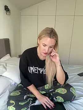 Snapshot of isisxoxx chatting on 11/30/25, 12:53 isisxoxx online show from 11/30/25, 12:53