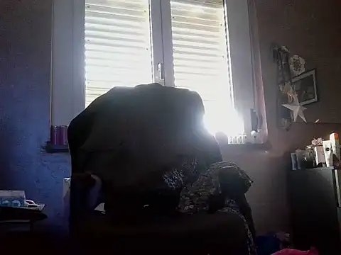 Snapshot of LadyVenere chatting on 10/12/25, 03:33 LadyVenere online show from 10/12/25, 03:33