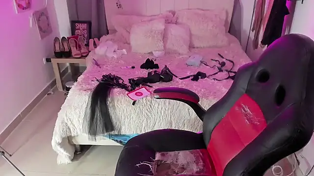 Snapshot of anyclark_ chatting on 10/30/25, 04:03 anyclark online show from 10/30/25, 04:03