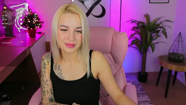 Snapshot of Crystal_Barbie chatting on 01/02/25, 10:55 Crystal Barbie online show from 01/02/25, 10:55