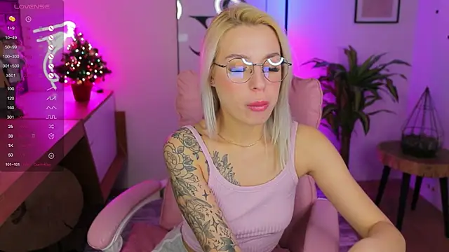 Snapshot of Crystal_Barbie chatting on 01/06/25, 10:15 Crystal Barbie online show from 01/06/25, 10:15