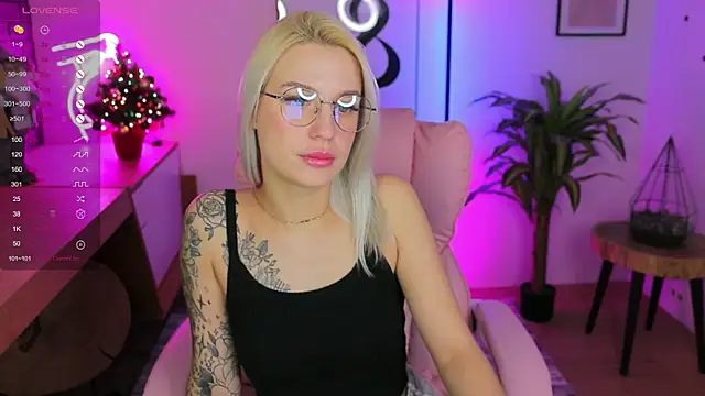 Snapshot of Crystal_Barbie chatting on 01/07/25, 01:28 Crystal Barbie online show from 01/07/25, 01:28