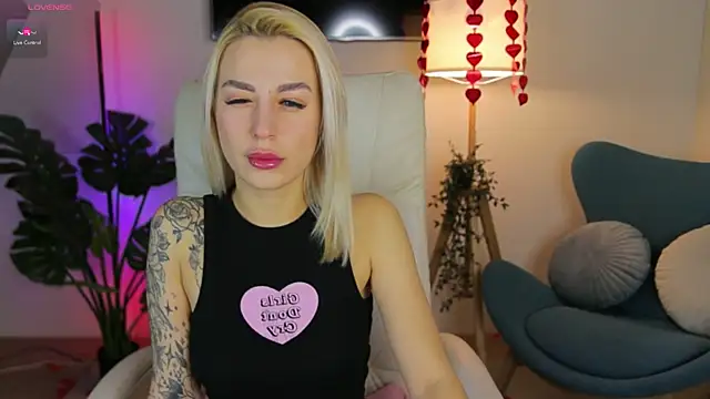 Snapshot of Crystal_Barbie chatting on 02/24/25, 07:30 Crystal Barbie online show from 02/24/25, 07:30