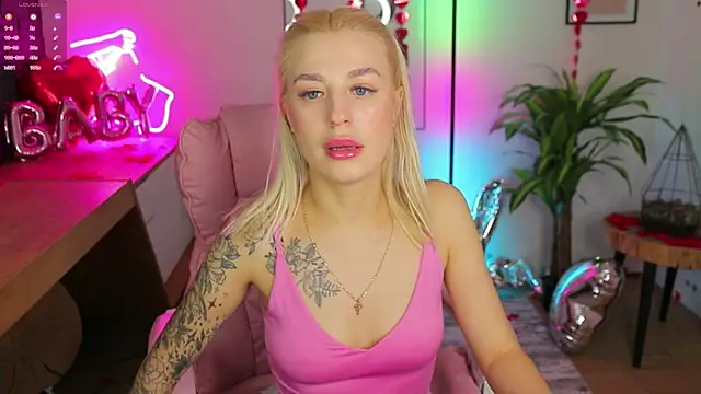 Snapshot of Crystal_Barbie chatting on 02/27/25, 10:42 Crystal Barbie online show from 02/27/25, 10:42