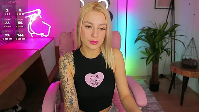 Snapshot of Crystal_Barbie chatting on 03/04/25, 10:49 Crystal Barbie online show from 03/04/25, 10:49