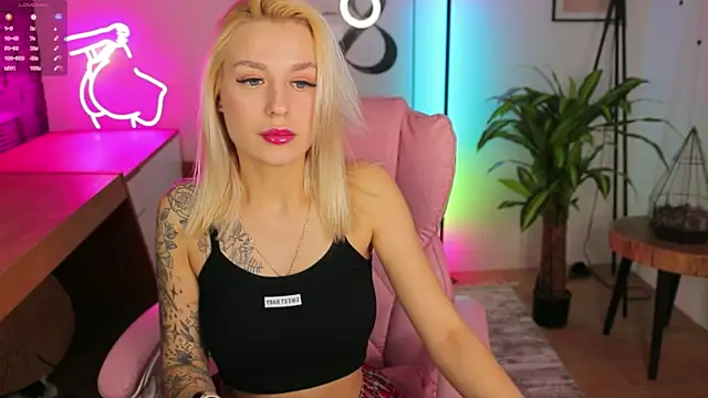 Snapshot of Crystal_Barbie chatting on 03/09/25, 02:50 Crystal Barbie online show from 03/09/25, 02:50