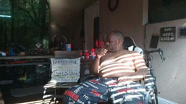 Snapshot of bigshh8 chatting on 11/08/25, 06:29 bigshh8 online show from 11/08/25, 06:29