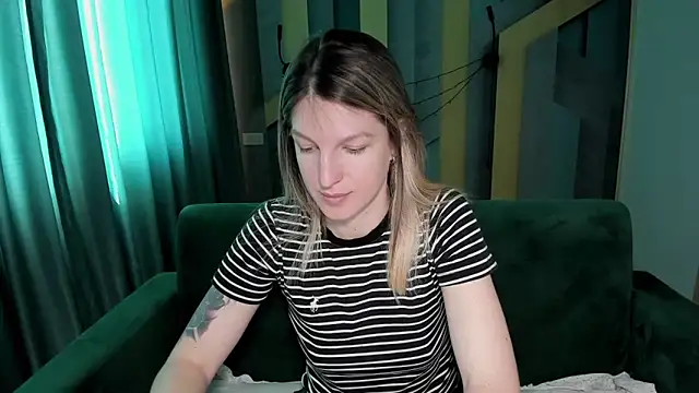 EmilyWalkeri online show from 04/20/26, 06:49