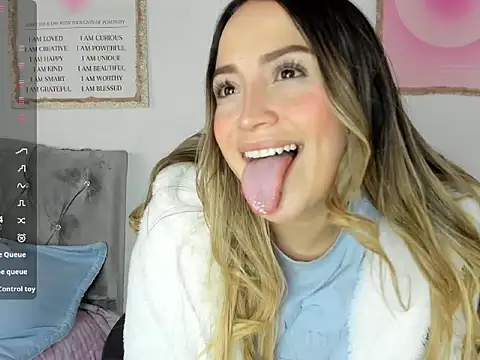 Snapshot of cindy_love2 chatting on 11/16/25, 12:33 cindy love2 online show from 11/16/25, 12:33