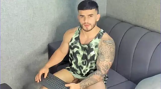 Snapshot of Ricardogo19 chatting on 12/31/24, 04:49 Ricardogo19 online show from 12/31/24, 04:49