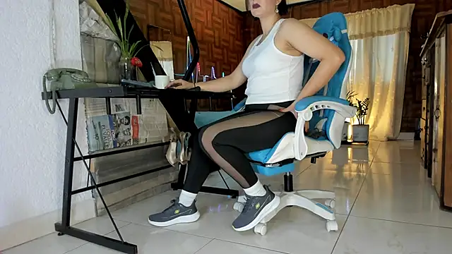 Snapshot of Cristina_Vanegas631 chatting on 06/15/26, 08:00 Cristina Vanegas631 online show from 06/15/26, 08:00