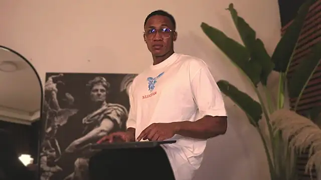 Logan Varela online show from 02/16/25, 06:32