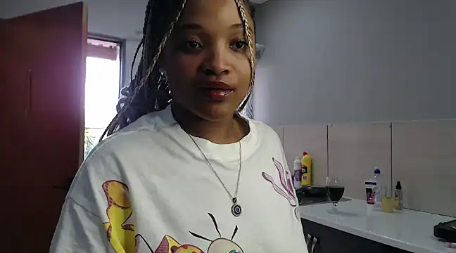 Snapshot of CREAMYCUPCAKExxx chatting on 12/16/24, 03:43 CREAMYCUPCAKExxx online show from 12/16/24, 03:43