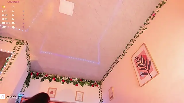 Snapshot of Valeria_Thompson1 chatting on 11/11/25, 10:32 Valeria Thompson1 online show from 11/11/25, 10:32