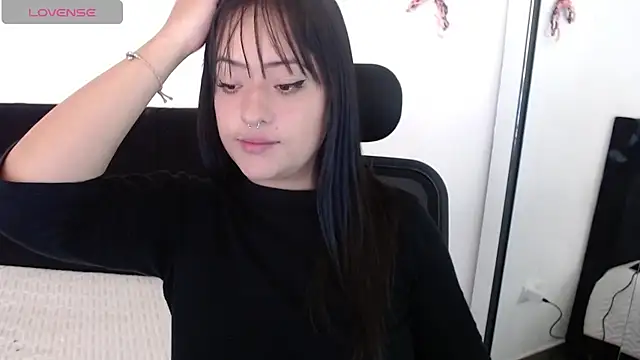 jjulietha95 online show from 10/25/25, 12:34