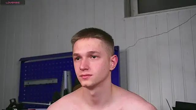 Snapshot of dustyn_fox chatting on 12/22/25, 03:42 dustyn fox online show from 12/22/25, 03:42