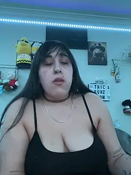 Snapshot of ThicBunz chatting on 02/18/25, 02:05 ThicBunz online show from 02/18/25, 02:05