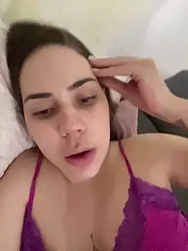 Snapshot of Julinha18 chatting on 01/27/25, 05:25 Julinha18 online show from 01/27/25, 05:25