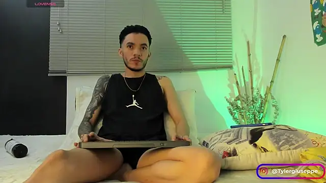 Snapshot of Tylergiuseppe_ chatting on 01/17/25, 04:49 Tylergiuseppe  online show from 01/17/25, 04:49