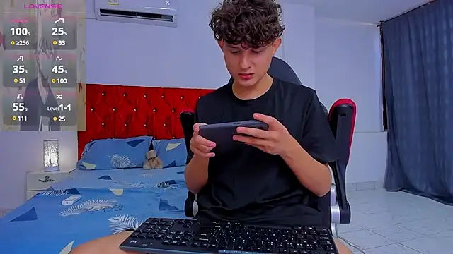 Snapshot of Nathan_Bluee chatting on 12/18/24, 03:44 Nathan Bluee online show from 12/18/24, 03:44