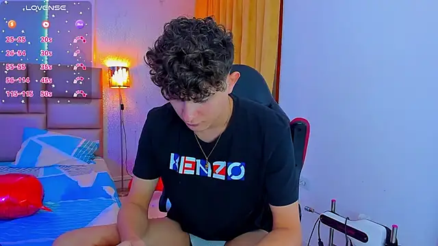 Snapshot of Nathan_Bluee chatting on 02/18/25, 04:26 Nathan Bluee online show from 02/18/25, 04:26