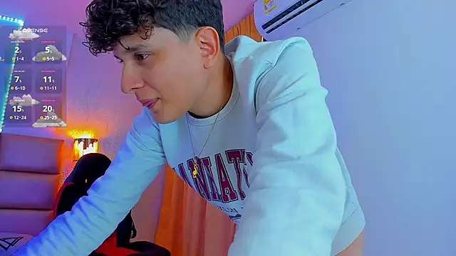 Snapshot of Nathan_Bluee chatting on 02/24/25, 04:15 Nathan Bluee online show from 02/24/25, 04:15