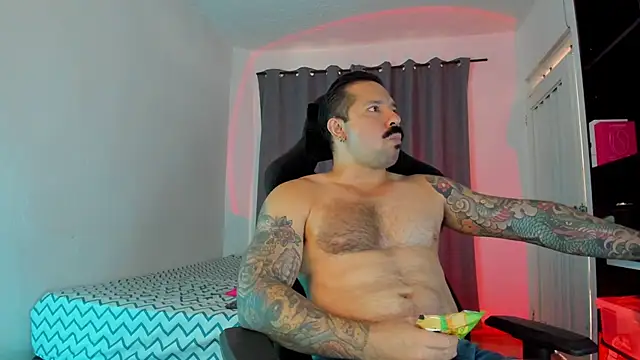 Snapshot of FreeLoveCouple chatting on 12/02/25, 03:18 FreeLoveCouple online show from 12/02/25, 03:18