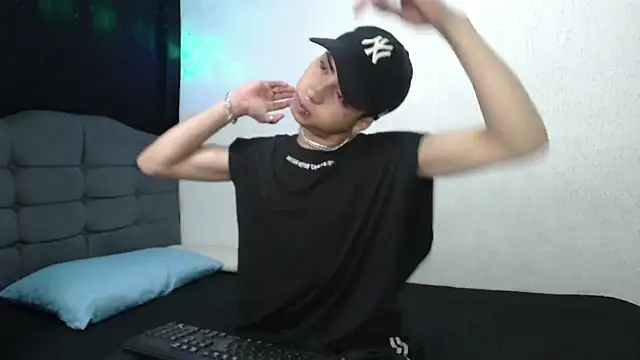 Snapshot of sexybat_twink chatting on 01/23/25, 11:26 sexybat twink online show from 01/23/25, 11:26