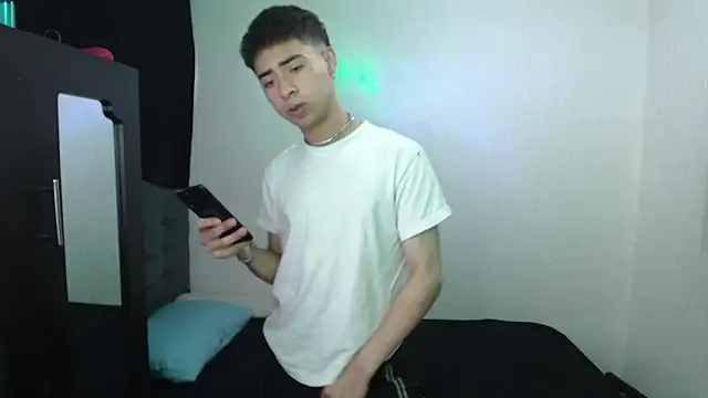Snapshot of sexybat_twink chatting on 01/26/25, 02:41 sexybat twink online show from 01/26/25, 02:41