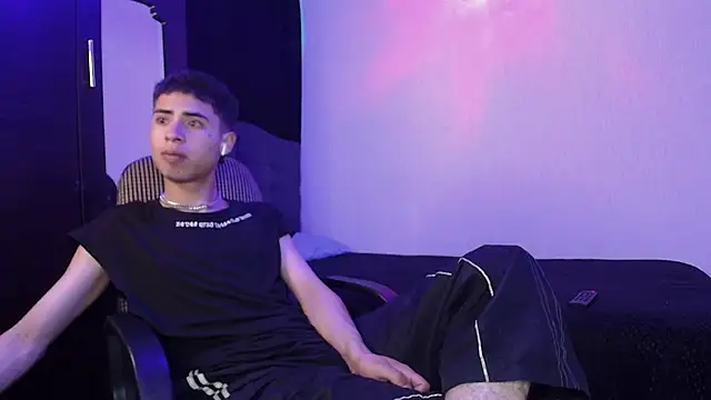 Snapshot of sexybat_twink chatting on 02/13/25, 11:37 sexybat twink online show from 02/13/25, 11:37
