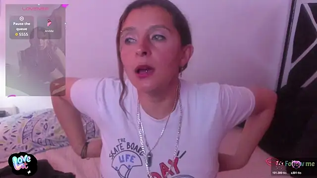 Snapshot of Baioleth chatting on 10/17/25, 07:27 Baioleth online show from 10/17/25, 07:27