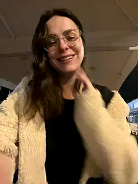 Snapshot of Alicia_Hot1 chatting on 11/16/25, 05:51 Alicia Hot1 online show from 11/16/25, 05:51