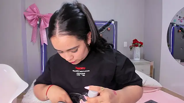 Snapshot of emma_lye chatting on 12/14/25, 09:14 emma lye online show from 12/14/25, 09:14