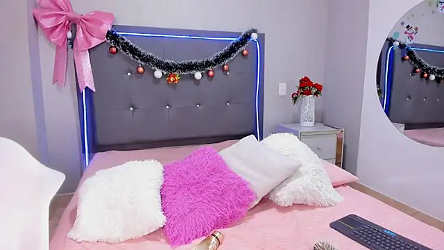 Snapshot of emma_lye chatting on 12/16/25, 08:58 emma lye online show from 12/16/25, 08:58