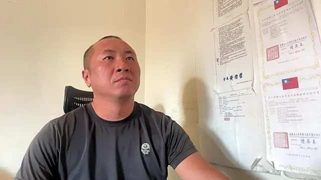 chih515 online show from 11/04/25, 01:27