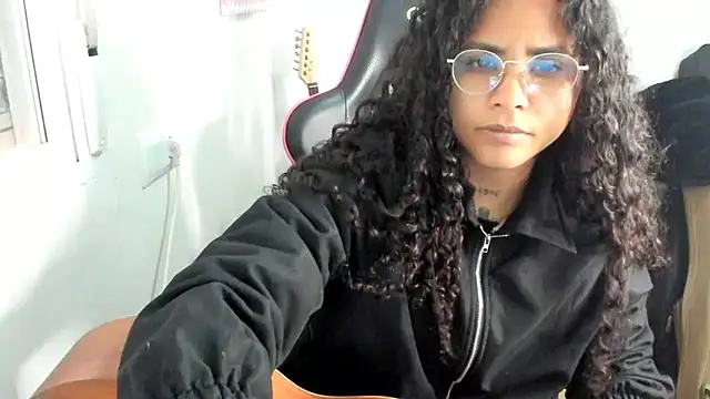 Snapshot of Ama_music chatting on 05/11/26, 02:45 Ama music online show from 05/11/26, 02:45