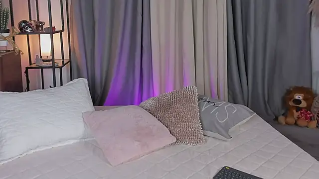 Snapshot of lynda_west chatting on 11/15/25, 04:54 lynda west online show from 11/15/25, 04:54